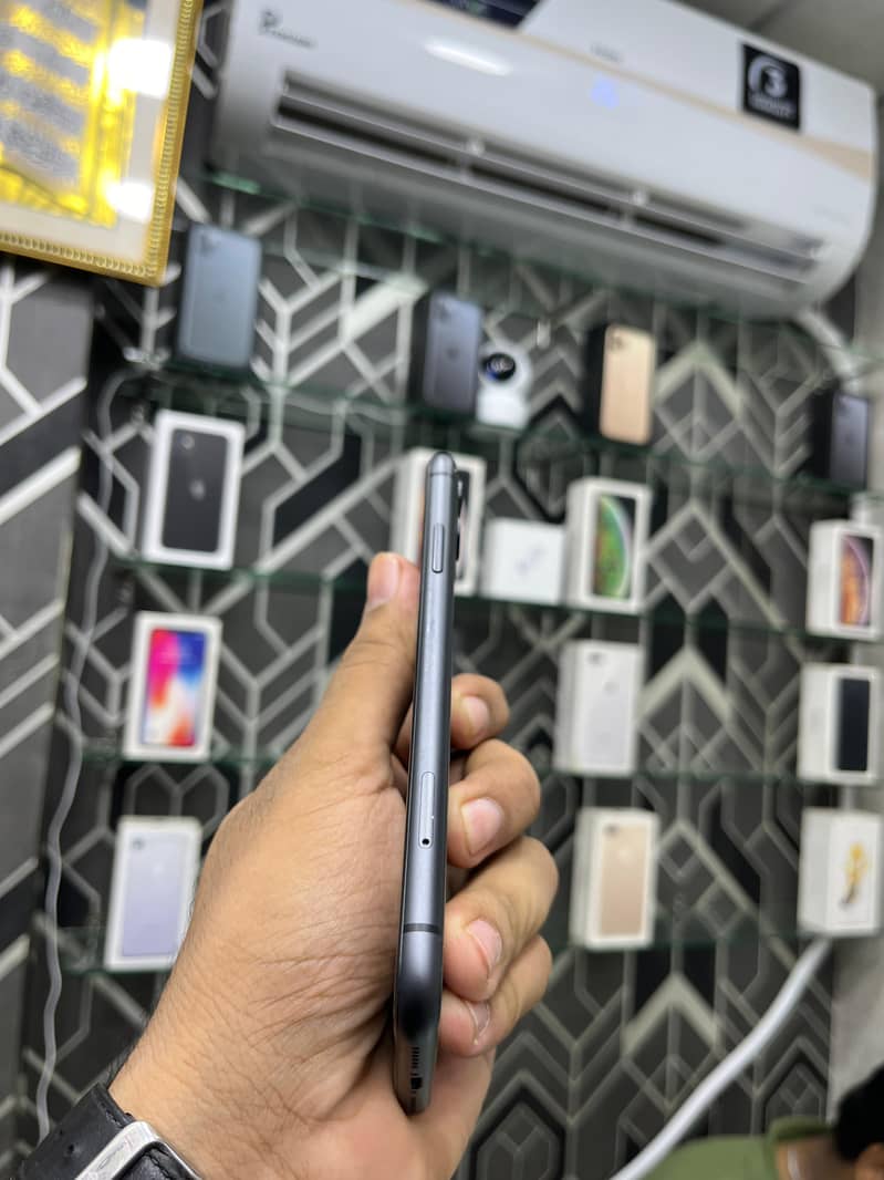 iPhone 11   (64GB) 3