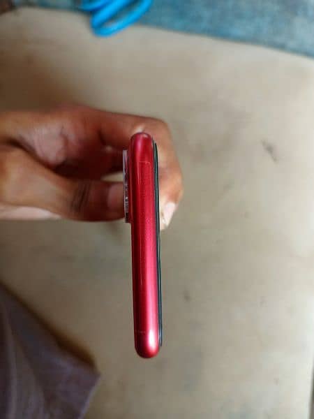 Iphone 11 64 gb 10/10 condition betry helth 85 colour red 1