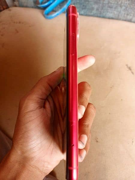 Iphone 11 64 gb 10/10 condition betry helth 85 colour red 2