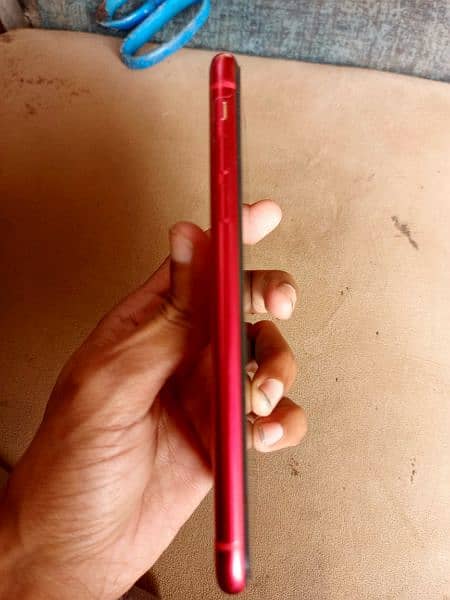 Iphone 11 64 gb 10/10 condition betry helth 85 colour red 3