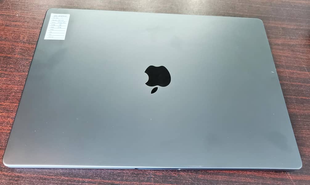 Macbook M3 Pro 16" 18gb ram 512gb ssd 1