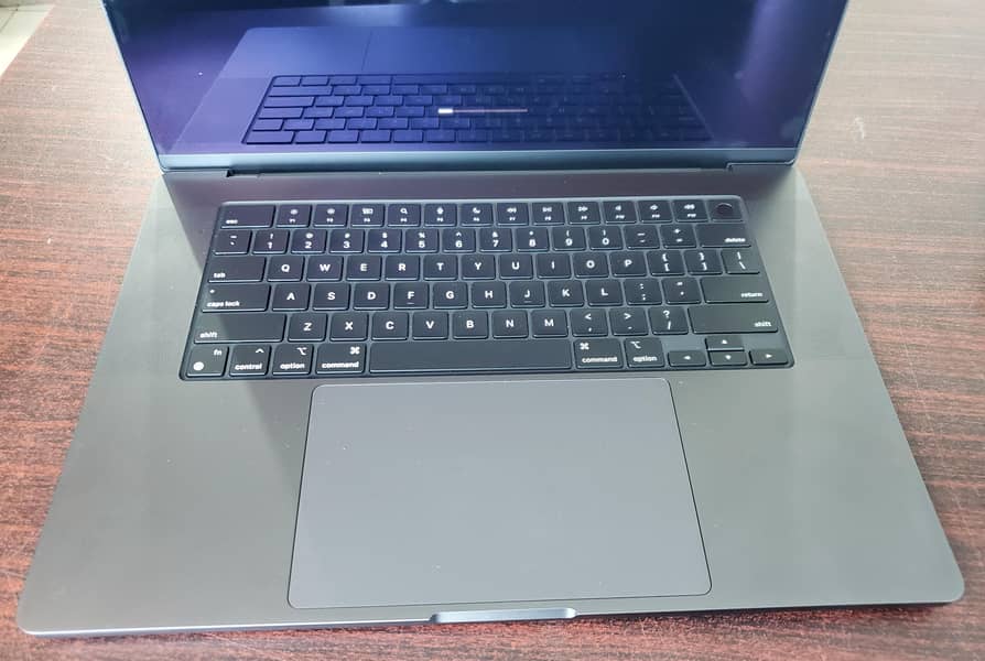 Macbook M3 Pro 16" 18gb ram 512gb ssd 4