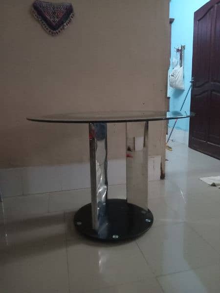 round glass table with two chairs 0