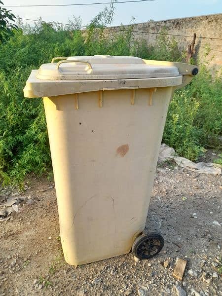 Big dust bin 1