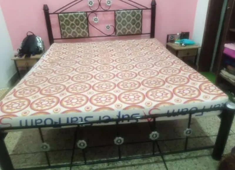 Metal bed frame with mattress and side tables 4