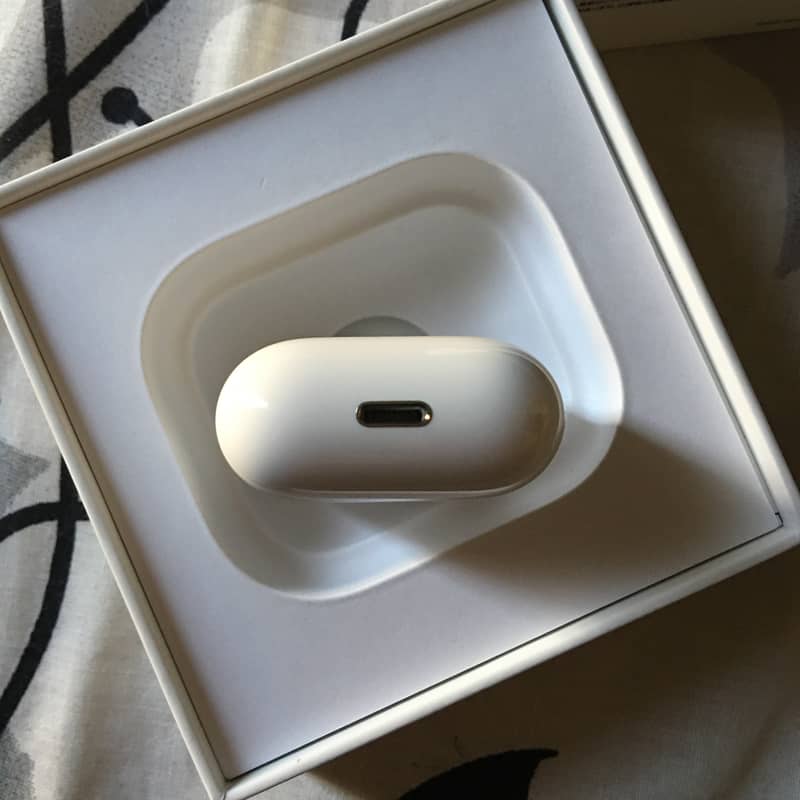 AirPods (2nd gen) 4