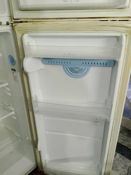 LG De-frost Refrigerator, full size 3