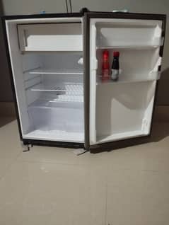 Room refrigerator