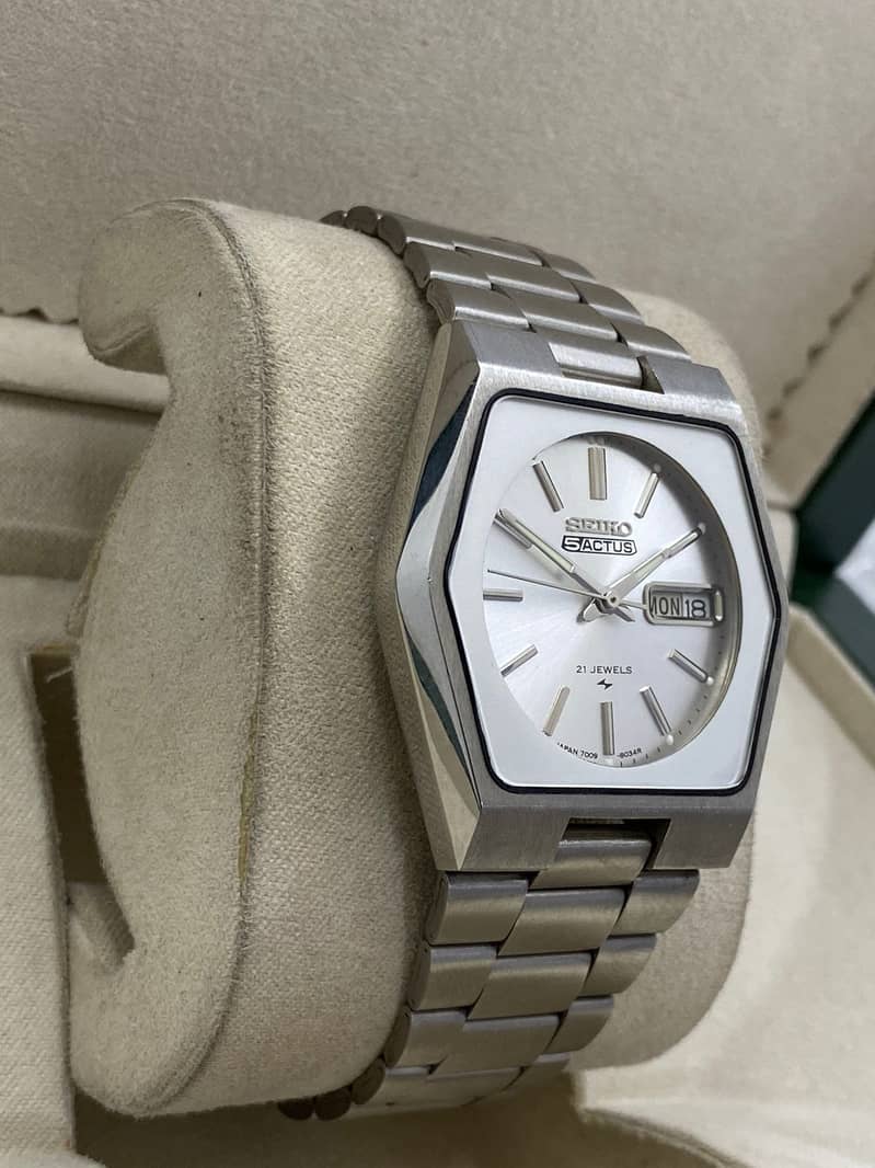 vintage Seiko 5 Actus automatic watch 1