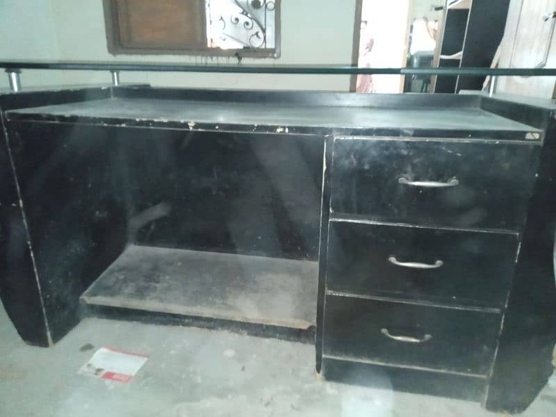 Pack of Two office tables in good condition 6