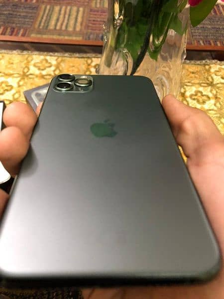 Iphone 11 Pro Max 256 gb 10/10 Condition 11