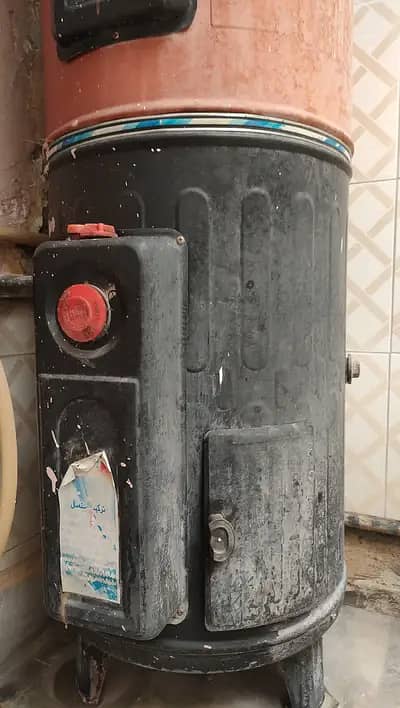 Big size gas geyser in very good working condition 1