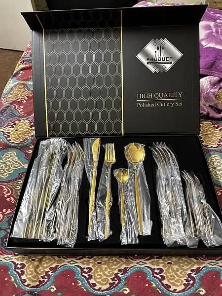 18 Piece Dinner Set plus Gold Plattted Cuttlery 1