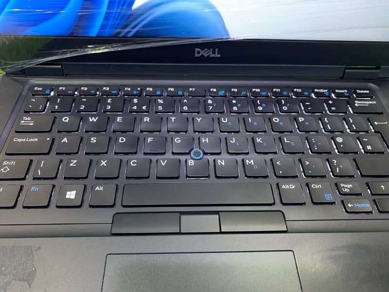 Dell 5490 i5 8th Gen 8 Gb 256 ssd Intel UHD graphics 6