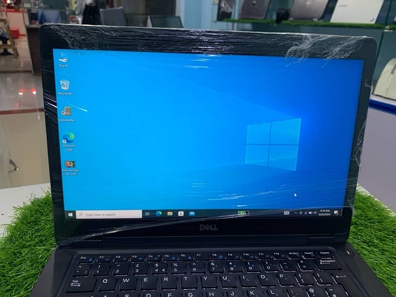 Dell 5490 i5 8th Gen 8 Gb 256 ssd Intel UHD graphics 7