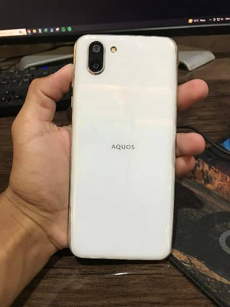 Aquos R2 4