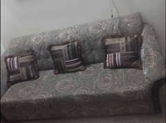 5 Seater Sofa Set with Cushions in Excellent condition