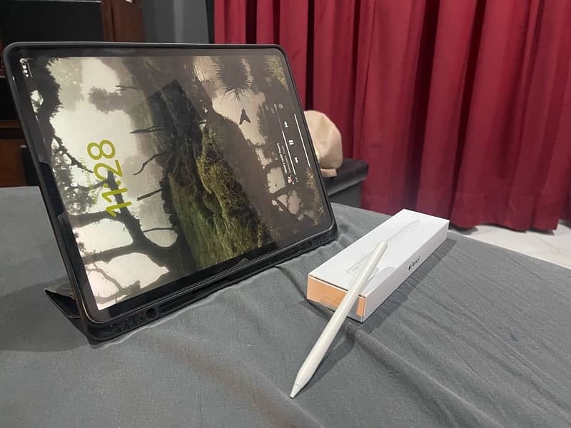 Apple ipad pro 2020 Wi-fi  (4th gen)  with 2nd generation Apple Pencil 9