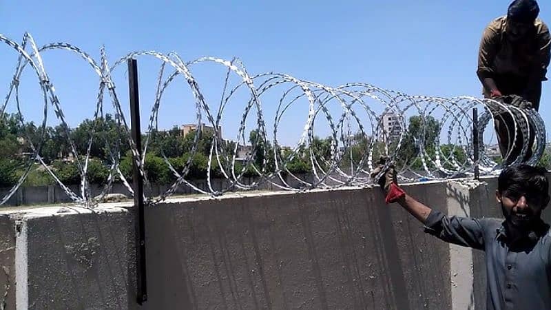 Razor wire Barbed wire Security Chain Link Fence / Jali & Welded Mesh 3