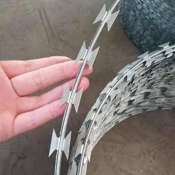 Razor wire Barbed wire Security Chain Link Fence / Jali & Welded Mesh 4