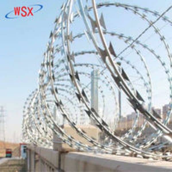 Razor wire Barbed wire Security Chain Link Fence / Jali & Welded Mesh 7