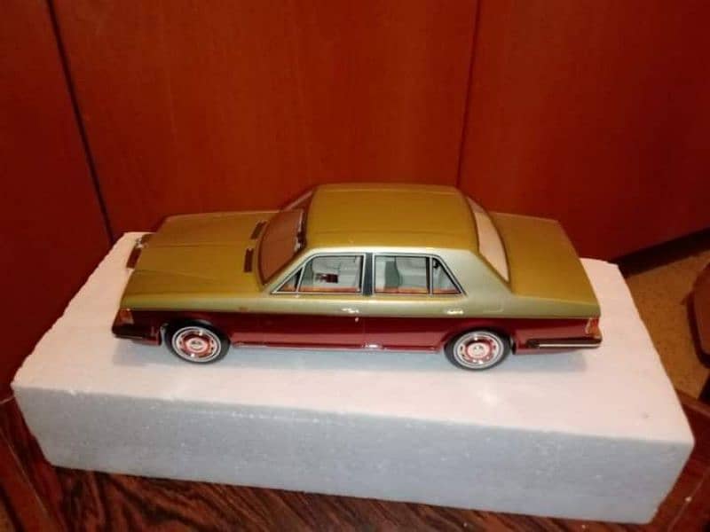 Rolls Royce 1987 silver spirit Diecast scale 1 :18 8