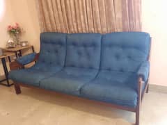 5 seater sofa set in great condition with center table.