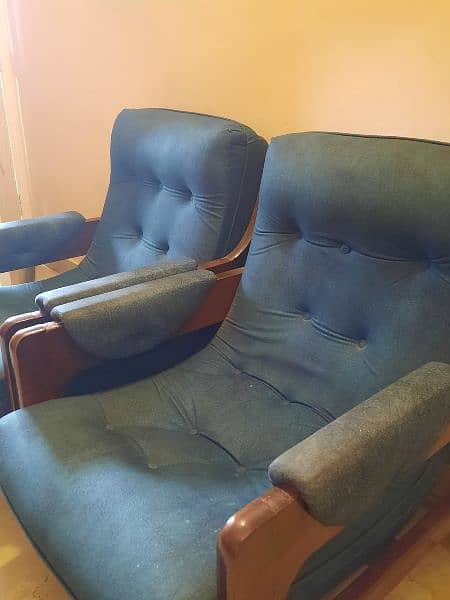 5 seater sofa set in great condition with center table. 3