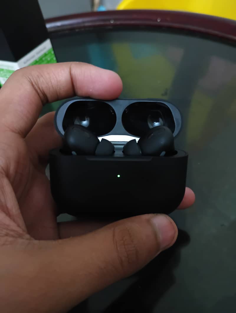 airpods pro earbuds 10 /10 condition 1