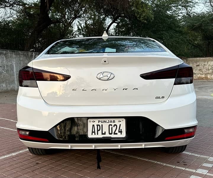 Hyundai Elantra 2022 1