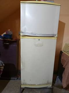 WAVES FRIDGE FULL SIZE GOOD CONDITION NO ISSUE