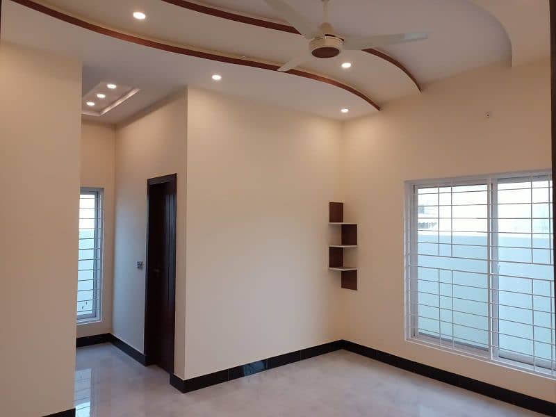 Luxury 10 marla house in Bahria Orchard Central block Hot location 2