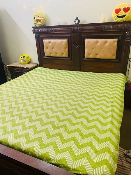 queen size bed with 2 side tables and mattress 2