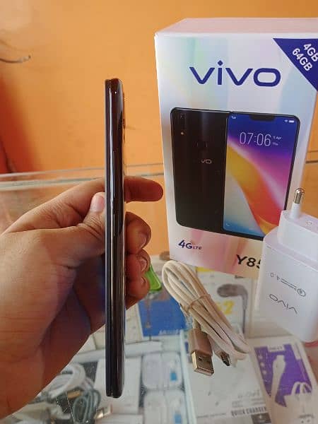 Vivo y85 (4/64)Gb Ram full new with Box/charger and fast Fingerpri 2