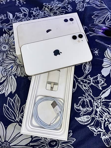 iphone 11 128/Gb factory unlocked with box and chrgr 0