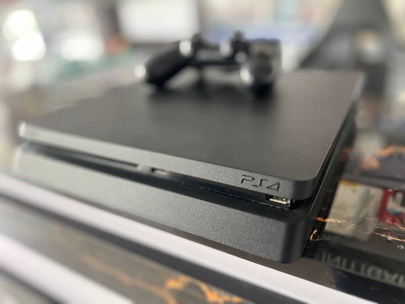 PS4 Slim 1TB used console 4