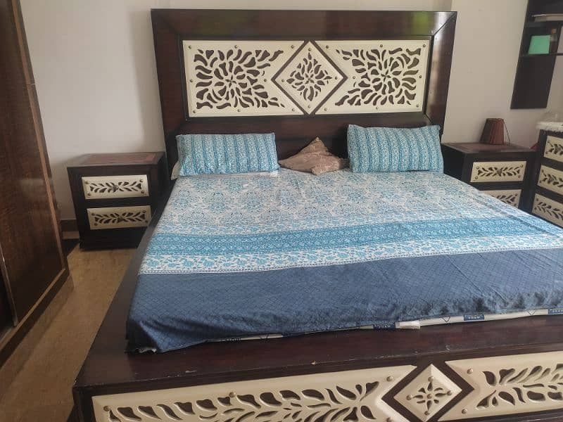 Beautiful Bed set(king size double bed,side tables,dressig table). 2