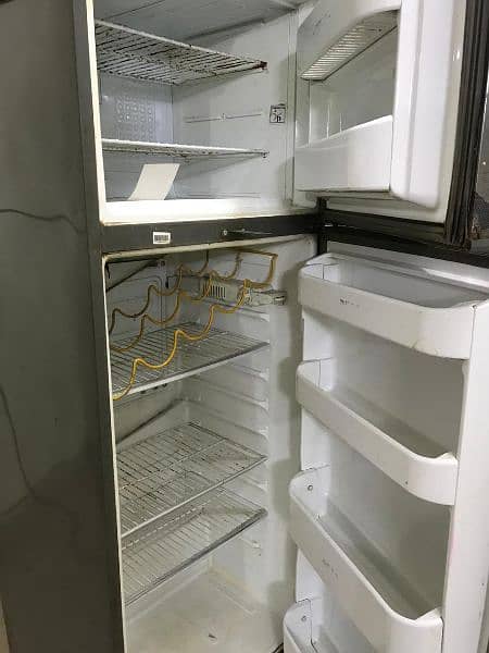 I'm selling this dawlance fridge 0