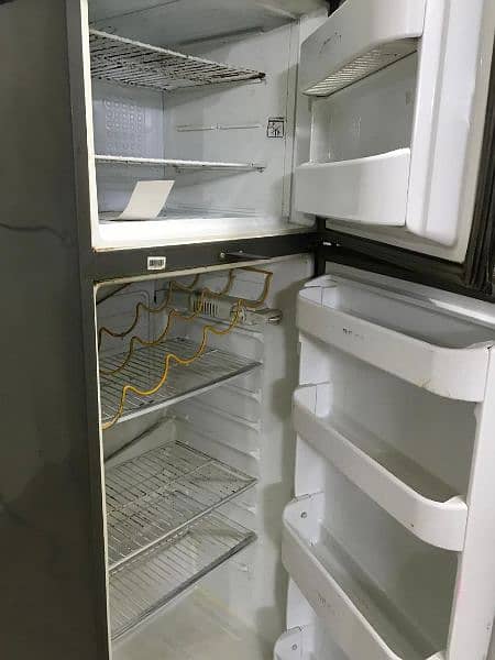 I'm selling this dawlance fridge 2