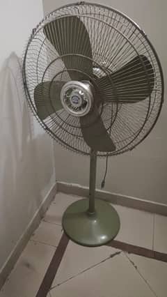 Tamoor Fan and Folding Table 10/10 condation just like new few use