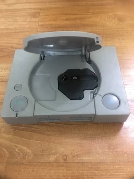 old PlayStation 1 with controller a little bit issue 1