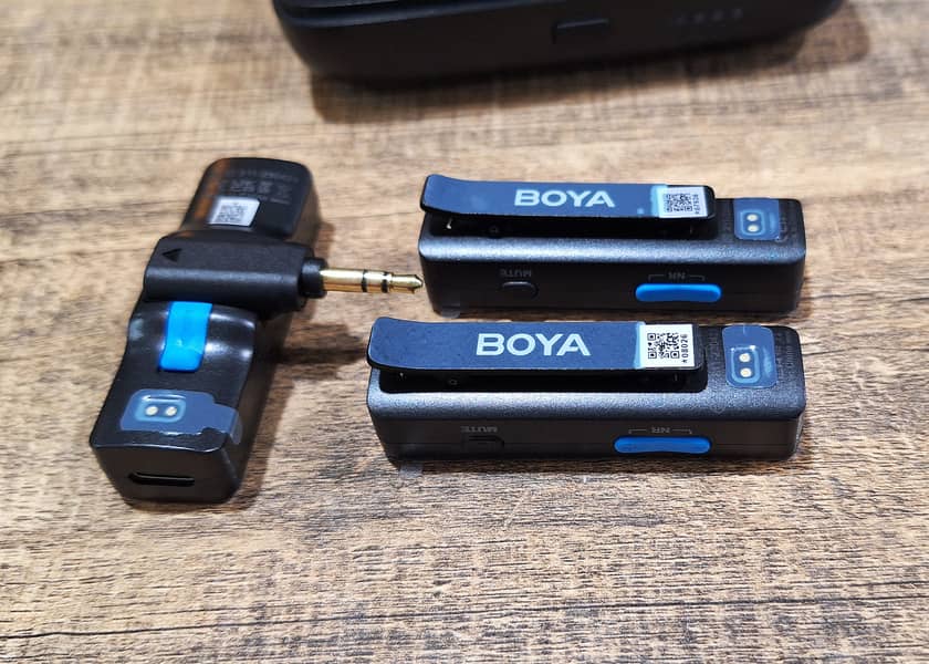 Boya dual channel wireless bluetooth microphones 4