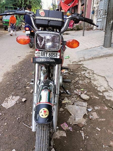 Honda 125 in lush condition 10