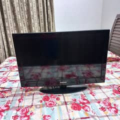 Samsung TV for urgent sale with remote and more assesrios 0