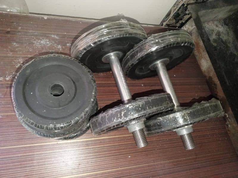 dumbbell and barbell 0