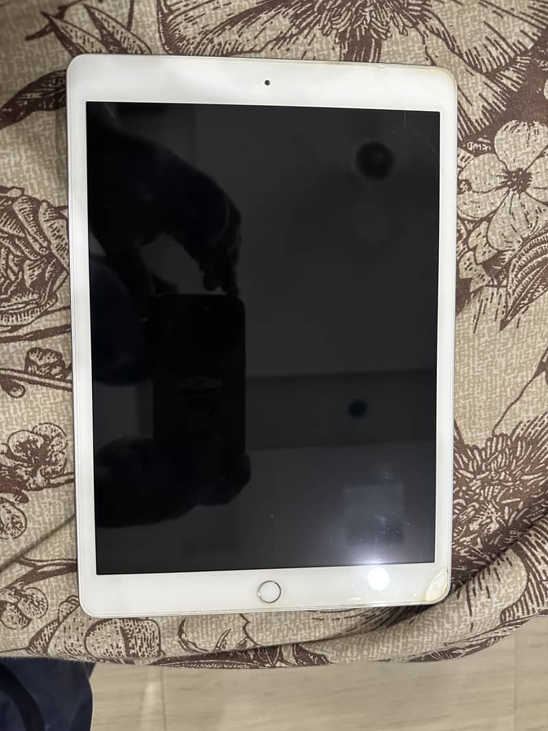 Ipad 8 th generation 128 gb silver color slightly used 0