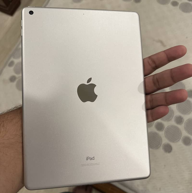 Ipad 8 th generation 128 gb silver color slightly used 7