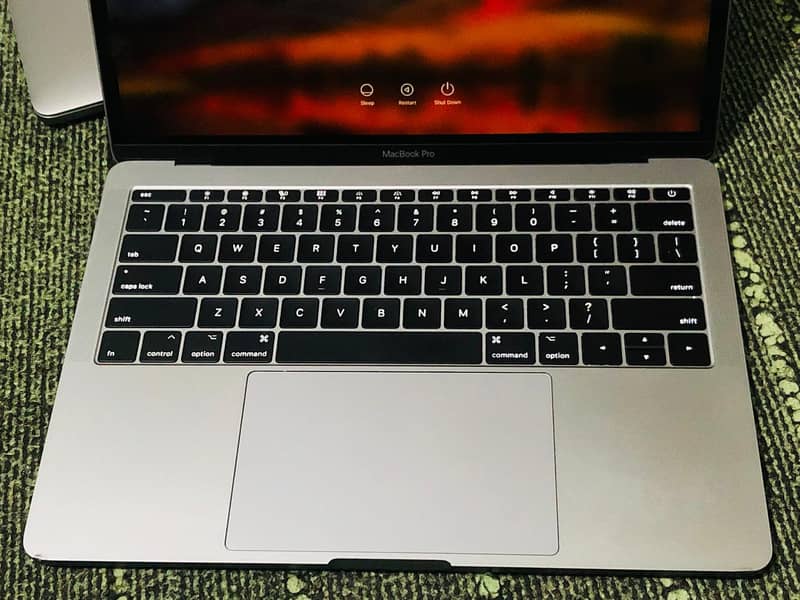 Macbook Pro 2017 13" Retina Display Core i5 8GB 256GB Resonable prices 4