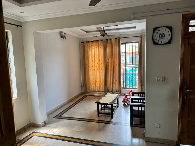 Upper portion for rent in g-11 Islamabad 3