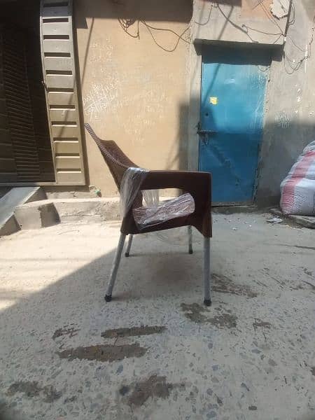 4 plastic chairs with 1 folding table set 3